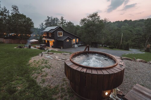 Secluded, Modern retreat with Cedar Hot Tub