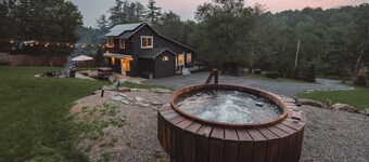 Secluded, Modern retreat with Cedar Hot Tub