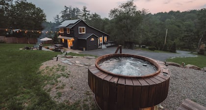 Secluded, Modern retreat with Cedar Hot Tub