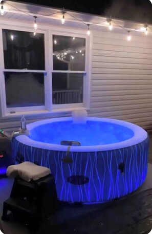 Outdoor spa tub - Superb 4-bedroom house with AC in charming Jonesboro (Jonesboro)