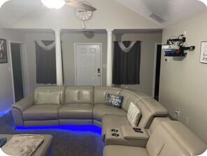 Living area - Superb 4-bedroom house with AC in charming Jonesboro (Jonesboro)