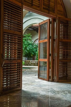 Premium-Vierbettzimmer, Blick auf den Innenhof | Innenbereich