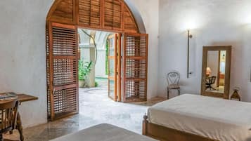 Quarto quádruplo premium, vista para o pátio | Wi-Fi de cortesia