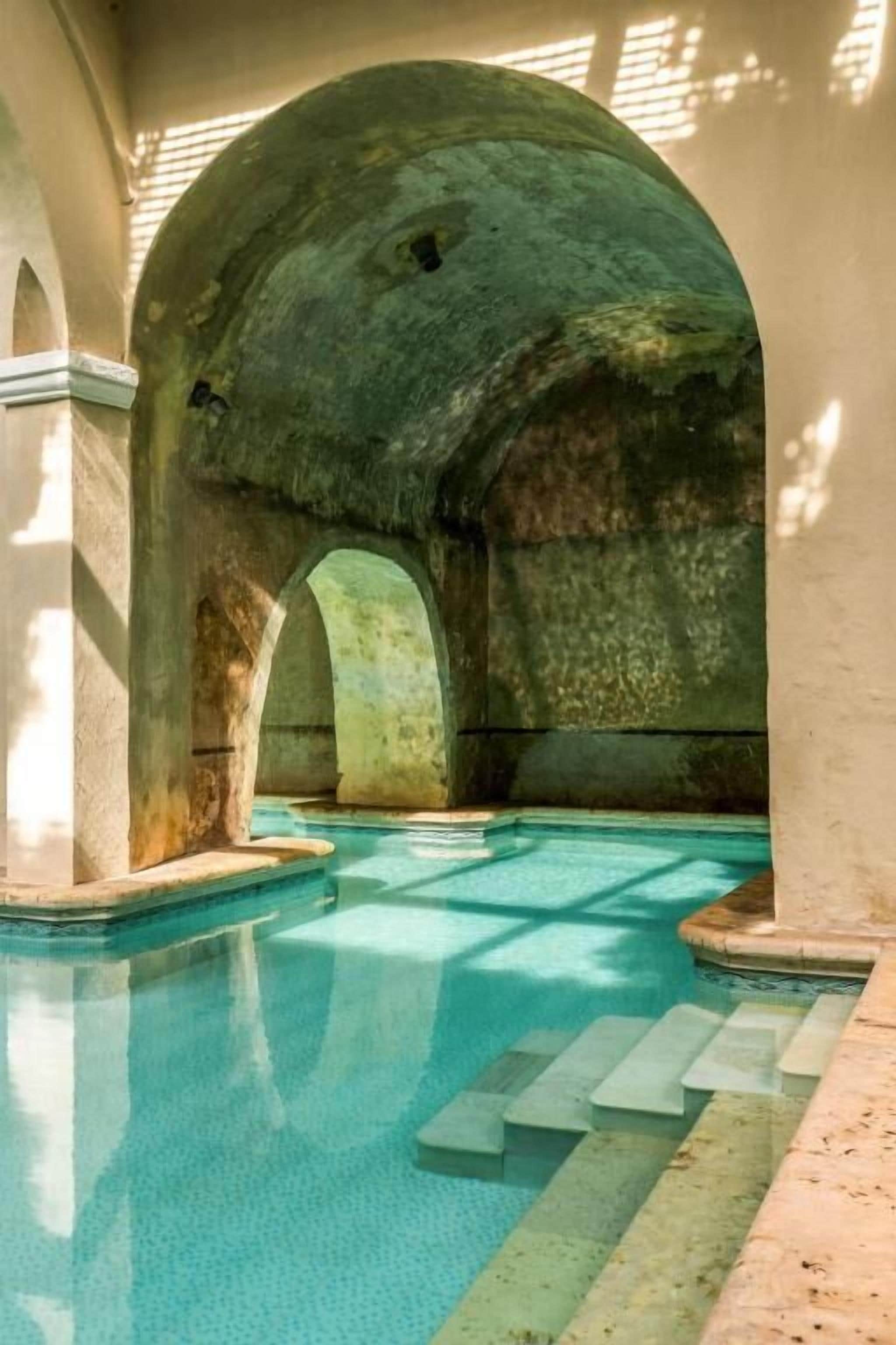 Villa Deluxe, balcón, vista a la ciudad | Alberca | Alberca al aire libre 