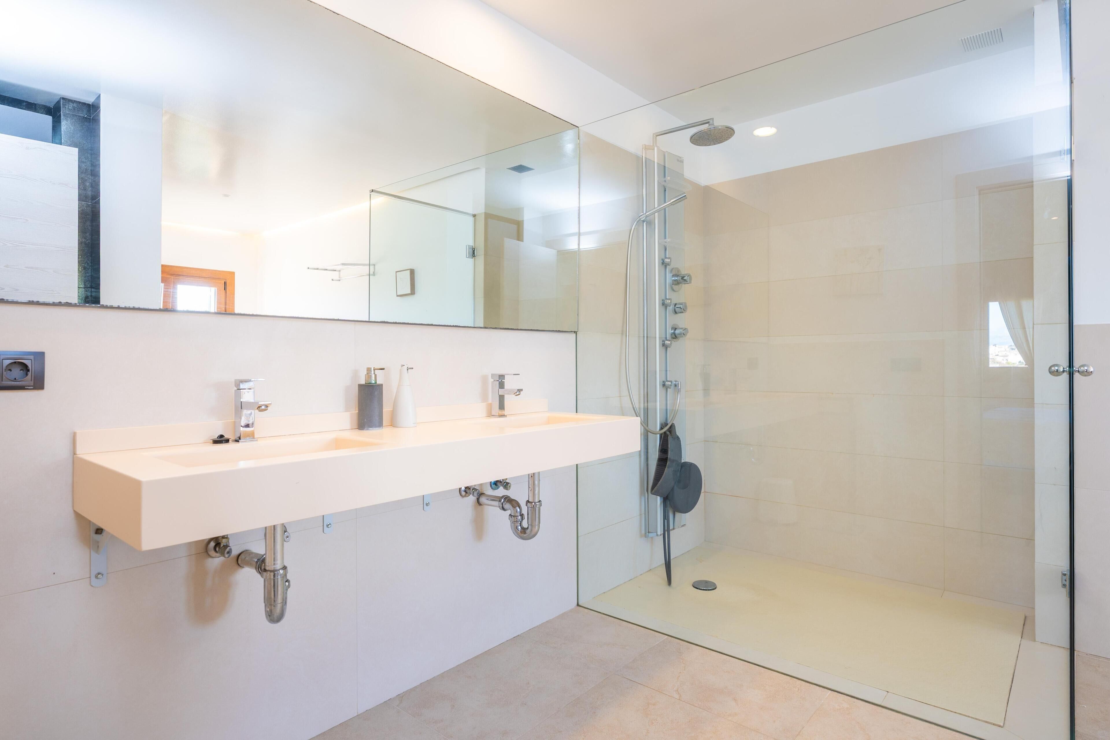 Douche, baignoire à jets, sèche-cheveux, bidet