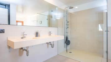 Douche, baignoire à jets, sèche-cheveux, bidet