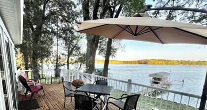 Sweet Pea Retreat is a perfect 2-bedroom cabin with AC in lovely Clear Lake