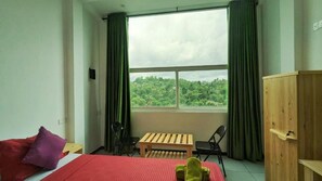 豪華雙人房, 庭院, 山景 | 客房內保險箱、書桌、筆電工作空間、遮光布/窗簾