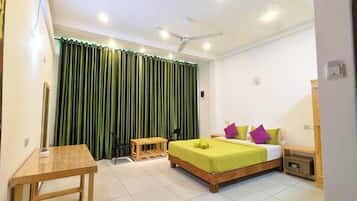 Chambre Double Standard, patio, vue montagne | Coffres-forts dans les chambres, bureau