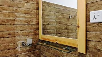 Chambre Double Standard, patio, vue montagne | Salle de bain | Douche, serviettes fournies, savon, shampoing