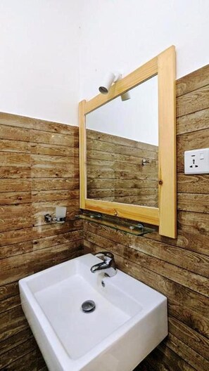 Standard Double Room, Patio, Mountain View | Bathroom | Shower, towels, soap, shampoo - Kandy Hotel Riverline Resort (Kandy)