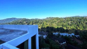 A residential area with a view of a hill and a clear blue sky. - Kandy Hotel Riverline Resort (Kandy)