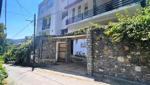 A two-story building with a stone wall and a balcony. - Kandy Hotel Riverline Resort (Kandy)