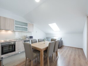 Kühlschrank, Mikrowelle, Ofen, Geschirrspüler