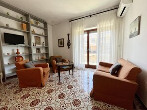 Comfort Apartment, Balcony, Sea View | Living area - Casa Sofia (Sorrento)