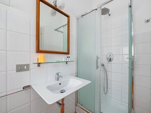 Comfort Apartment, Balcony, Sea View | Bathroom | Shower, free toiletries, hair dryer, towels - Casa Sofia (Sorrento)