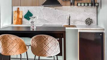 Kjøleskap, ovn, kokeplater og oppvaskmaskin