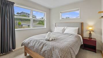 3 bedrooms, iron/ironing board, WiFi, bed sheets