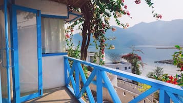 Deluxe Double or Twin Room, Lake View | Property grounds