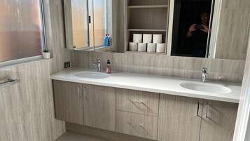 Casa familiar | Bany | Banyera i dutxa independents, assecador de cabells, tovalloles i sabó