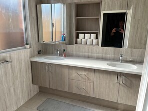 Family House | Bathroom - Wellard Family Accommodation (Wellard)