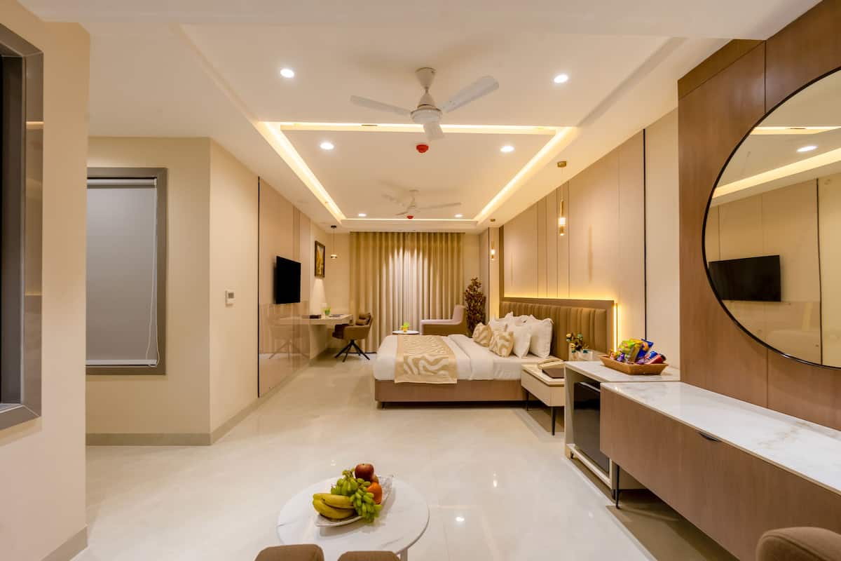 Signature Suite, City View | In-room safe, desk, laptop workspace, blackout drapes