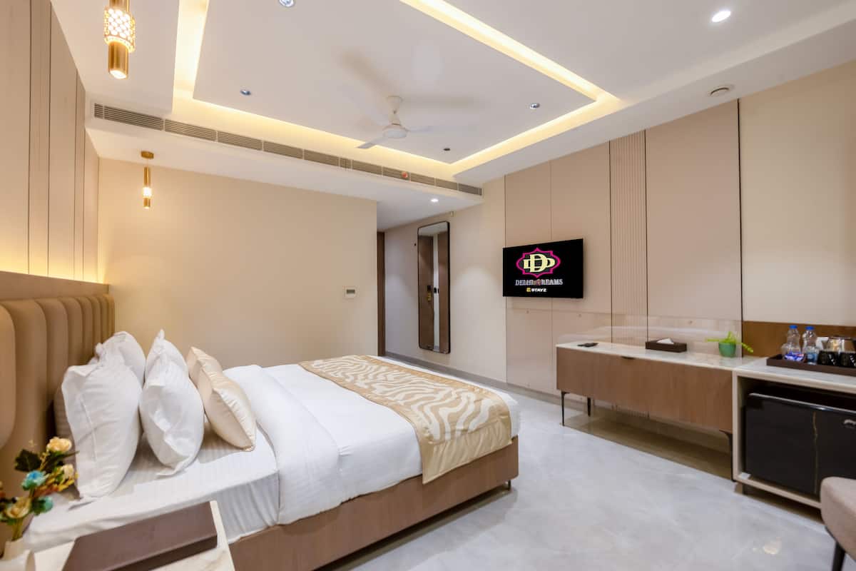 Basic Double Room | In-room safe, desk, laptop workspace, blackout drapes