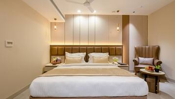 Executive Double Room | In-room safe, desk, laptop workspace, blackout drapes
