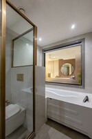 Signature Süit, Şehir Manzaralı | Banyo | Ücretsiz banyo/kozmetik ürünleri, saç kurutma makinesi, terlik, bide