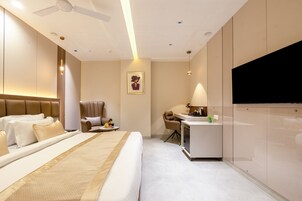 Executive Tek Büyük Yataklı Oda | Odada kasa, masa, dizüstü bilgisayar çalışma alanı, güneşlik/perde
