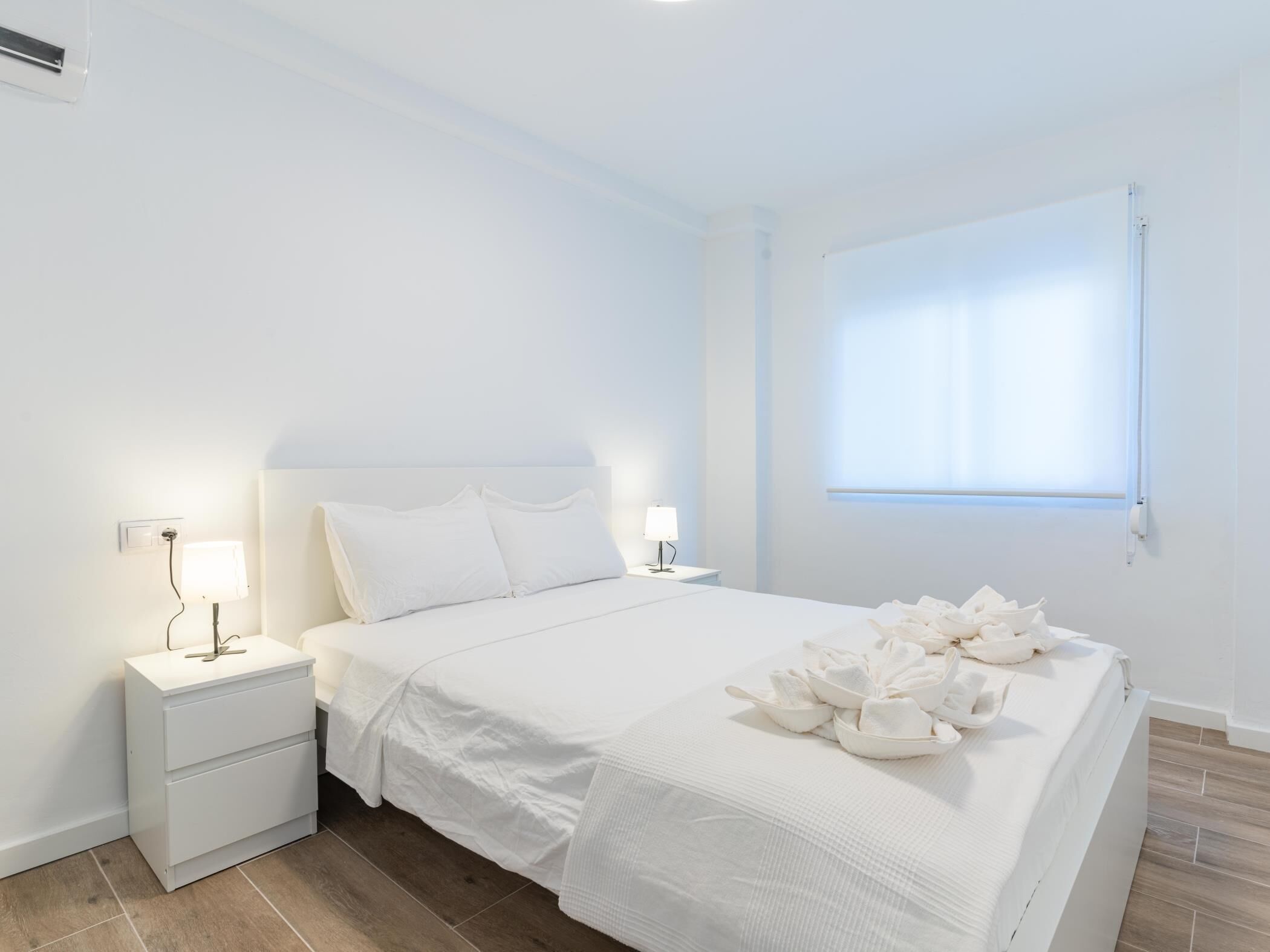 4 bedrooms, iron/ironing board, internet, bed sheets