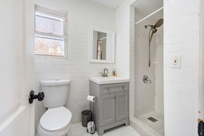Towels - Spacious 5BR Home Near NYC & JFK | Sleeps 12 | W/D (Hempstead)