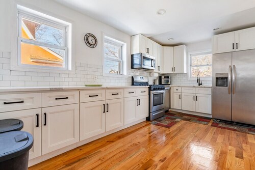 Spacious 5BR Home Near NYC & JFK | Sleeps 12 | W/D