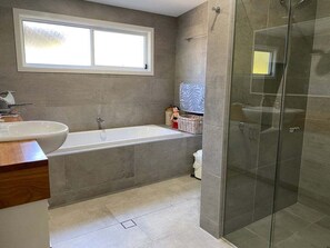 Bathroom - Flat Rock Beach House (Bendalong)