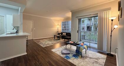 The Cozy Canvas
1-bedroom apartment with amenities in lovely Houston, No Stairs