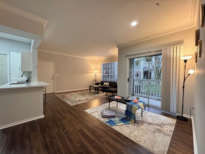 The Cozy Canvas
1-bedroom apartment with amenities in lovely Houston, No Stairs