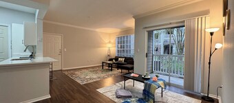 The Cozy Canvas
1-bedroom apartment with amenities in lovely Houston, No Stairs