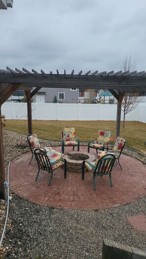 Terrace/patio - Gathering in the Grove l Pet Friendly Estate l Fenced Yard·Pickleball·Sleeps 30 (Ammon)