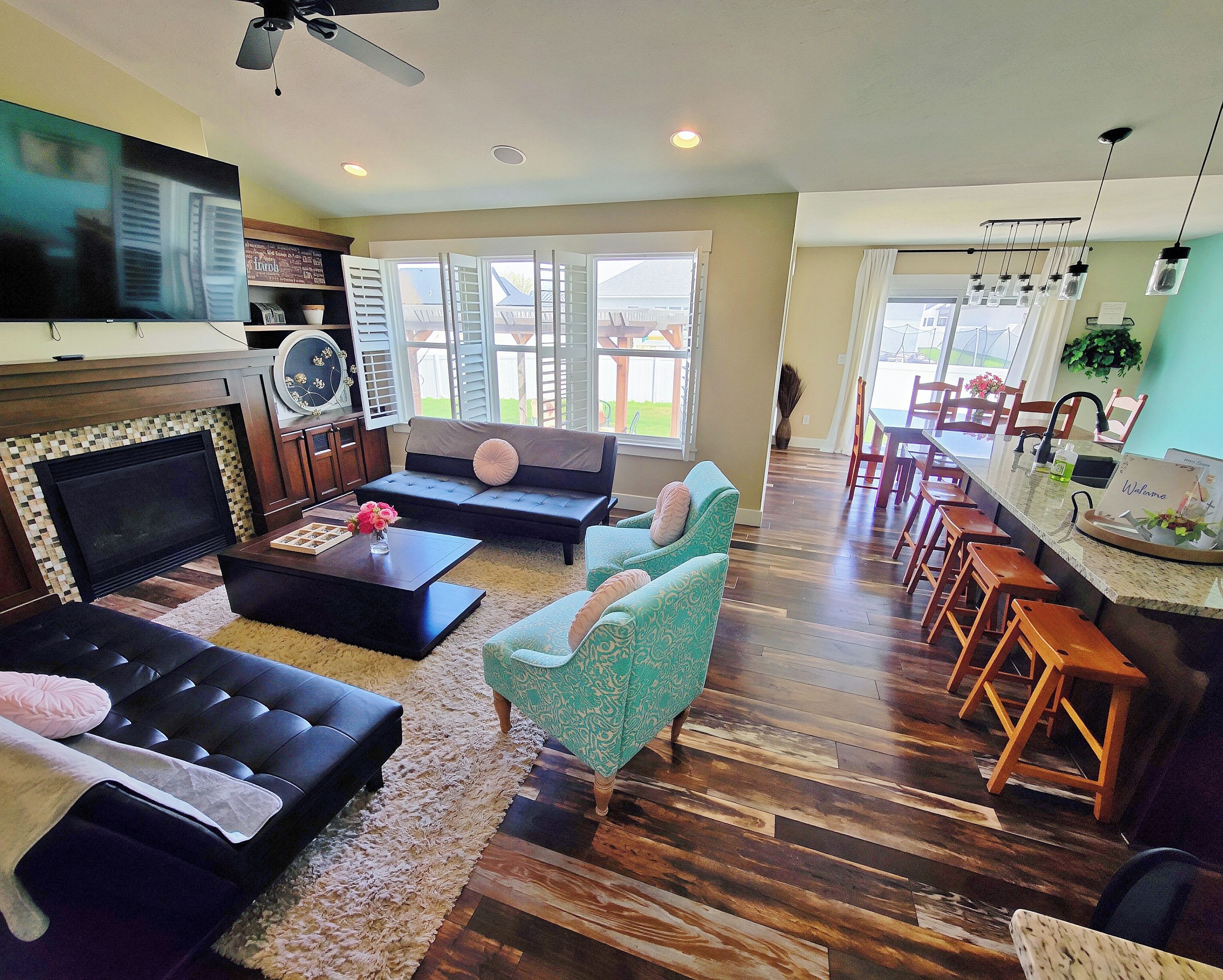 Smart-TV, Kamin, Bücher