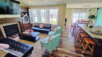 Smart-TV, Kamin, Bücher