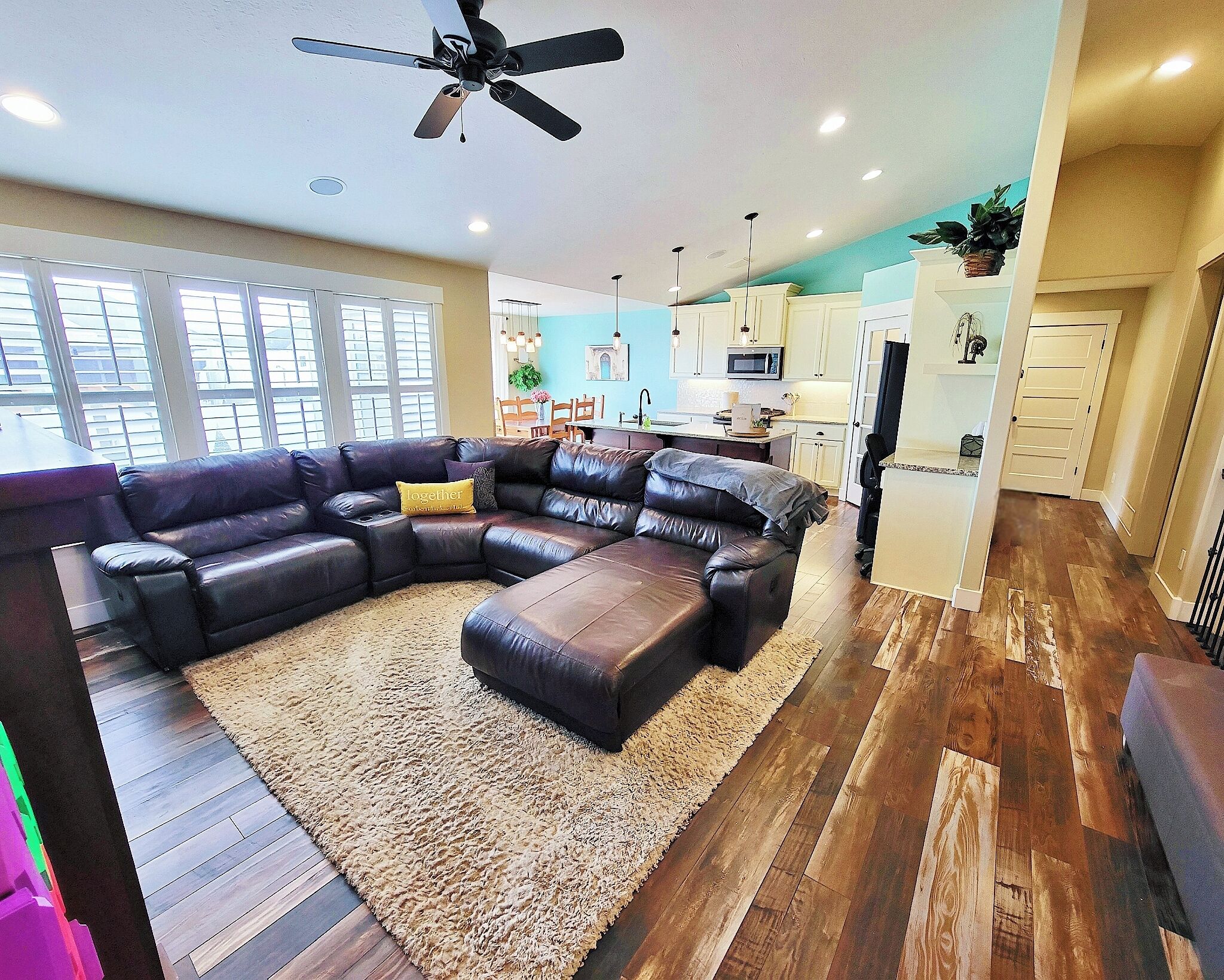 Älytelevisio, takka, kirjoja