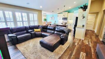 Älytelevisio, takka, kirjoja