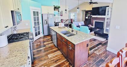 Gathering in the Grove l Pet Friendly Estate l Fenced Yard·Pickleball·Sleeps 30