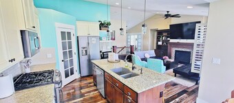 Gathering in the Grove l Pet Friendly Estate l Fenced Yard·Pickleball·Sleeps 30
