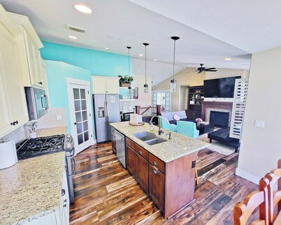 Gathering in the Grove l Pet Friendly Estate l Fenced Yard·Pickleball·Sleeps 20+