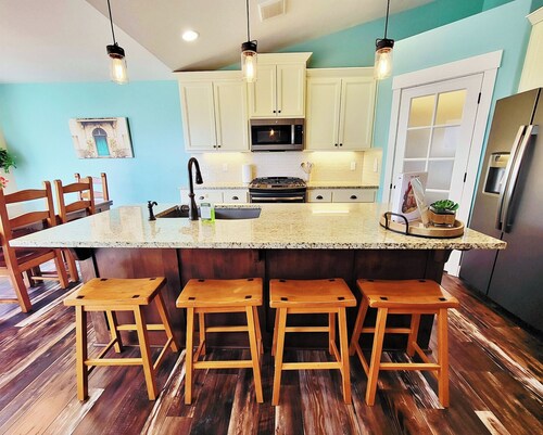 The Grove. Barton. Holds 30+. 9BD 4 Bathrooms. 2 Suites +Pickleball