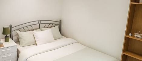 Iron/ironing board, Internet, bed sheets