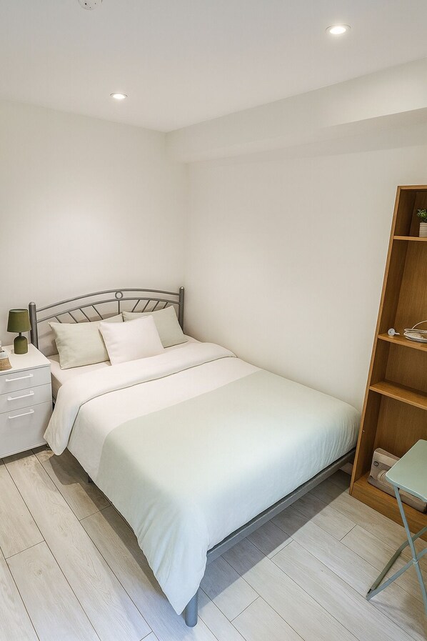 Iron/ironing board, Internet, bed sheets