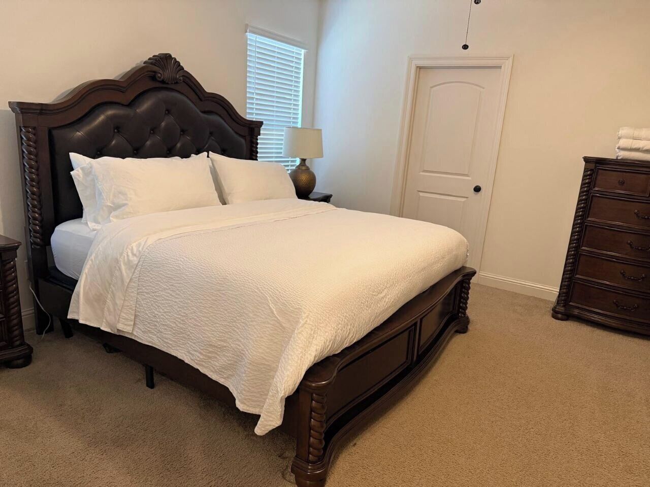 Tabla de planchar con plancha, wifi y ropa de cama 