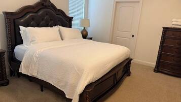 Tabla de planchar con plancha, wifi y ropa de cama